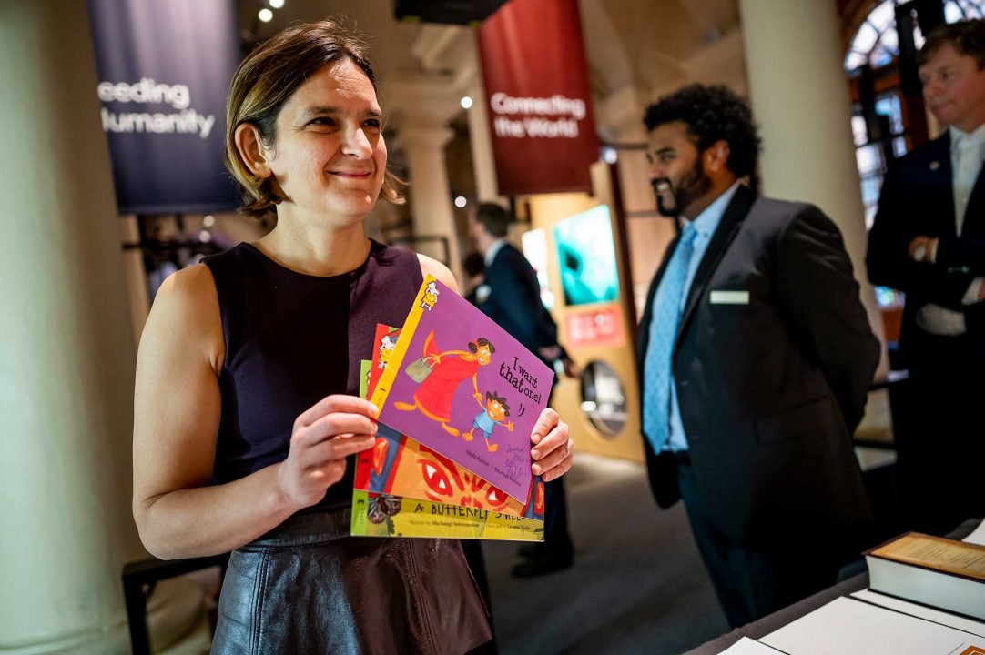Esther Duflo hands over schoolbooks to the Nobel Prize Museum