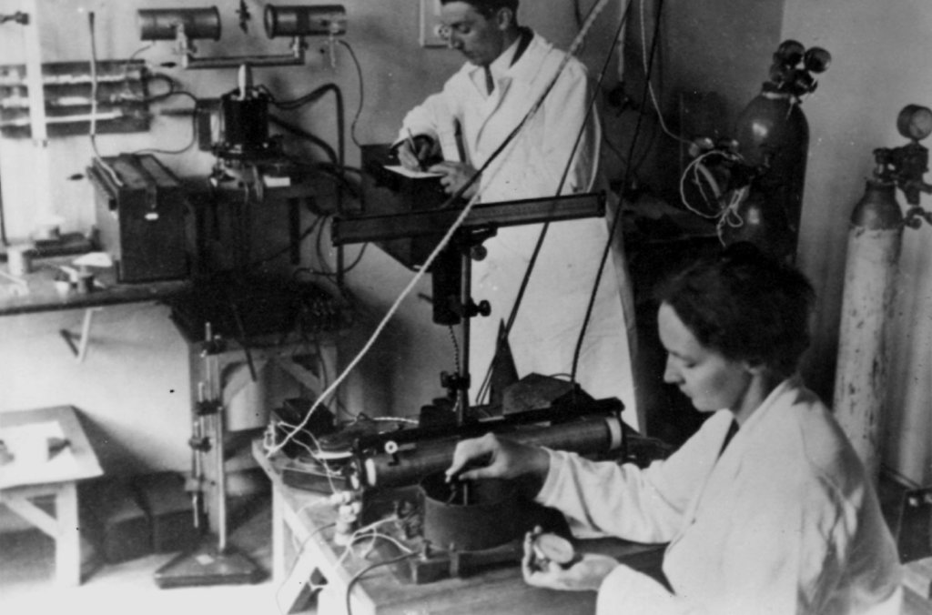 Frédéric and Irène Joliot-Curie in their physics laboratory