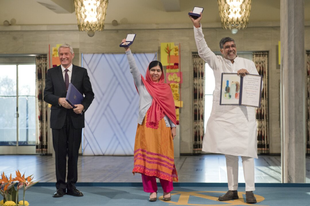 Malala Yousafzai and Kailash Satyarthi showing their Nobel medals and diplomas during the Nobel Peace Prize Award Ceremony at the Oslo City Hall in Norway, 10 December 2014.