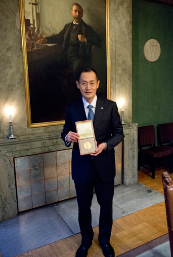 Shinya Yamanaka shows his Nobel Medal while visiting the Nobel Foundation